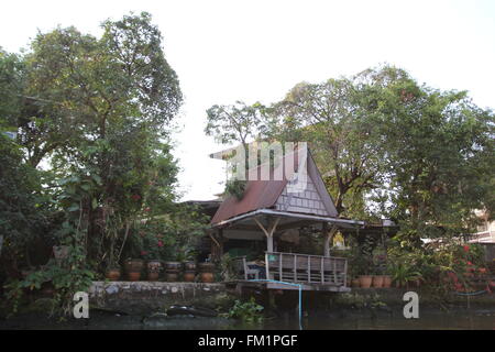 Ein Shanty-Haus am Wat Pho, Bangkok, Thailand Stockfoto