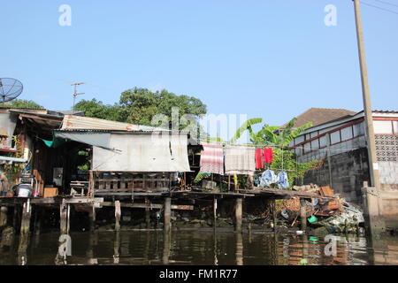 Ein Shanty-Haus am Wat Pho, Bangkok, Thailand Stockfoto