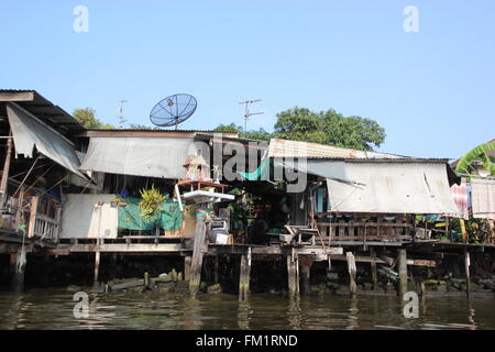 Ein Shanty-Haus am Wat Pho, Bangkok, Thailand Stockfoto