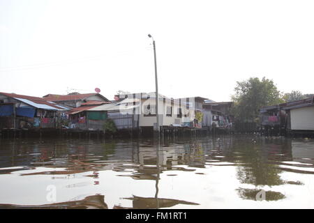 Ein Shanty-Haus am Wat Pho, Bangkok, Thailand Stockfoto