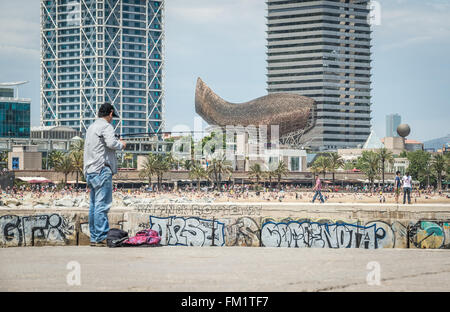 Hotel Arts, Torre Mapfre Wolkenkratzer und Fisch Skulptur entworfen von Frank Gehry in Barcelona, Spanien Stockfoto