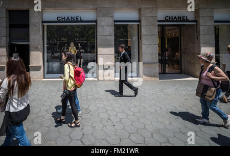 Chanel-Store an der Passeig de Gracia Avenue in Barcelona, Spanien Stockfoto