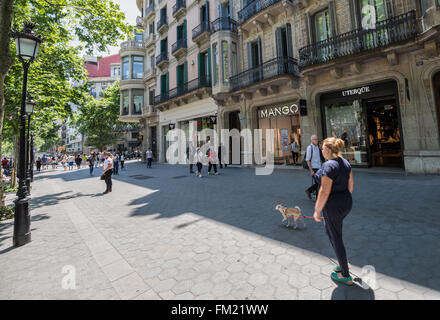 Guess, Mango und Uterque Shops am Passeig de Gràcia Avenue in Barcelona, Spanien Stockfoto