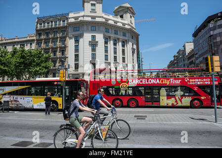 City Tour Bus an Kreuzung Passeig de Gràcia Avenue und Gran Via de Les Corts Catalanes in Barcelona, Spanien Stockfoto