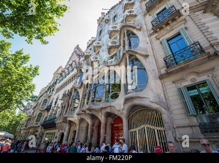 renovierte Casa Batllo Gebäude (genannt House of Bones) entworfen von Antoni Gaudi am Passeig de Gràcia Avenue in Barcelona, Spanien Stockfoto