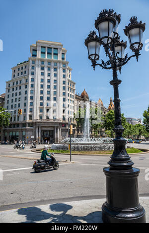 Zara, die Gebäude an der Kreuzung der Passeig de Gracia Avenue und Gran Via de Les Corts Catalanes in Barcelona, Spanien Stockfoto