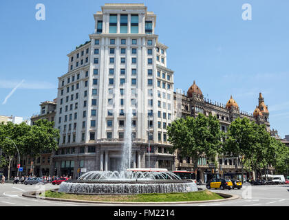 Zara, die Gebäude an der Kreuzung der Passeig de Gracia Avenue und Gran Via de Les Corts Catalanes in Barcelona, Spanien Stockfoto