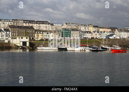 Häuser mit Blick auf den Hafen in Portrush, County Antrim, Nordirland. Stockfoto