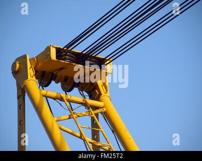 Einen Kran-ähnlichen Maschine mit Stahlseilen und Rollen Stockfoto