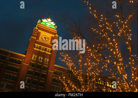 Weihnachtsbeleuchtung umgeben Starbucks Corporate Headquarter, Seattle, Washington 2015 Stockfoto