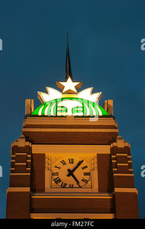 Starbucks-Logo oben auf Corporate Headquarter, Seattle, Washington, Dämmerung Stockfoto