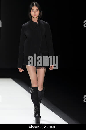 New York City, USA - 16. Februar 2016: Cong He geht die Start-und Landebahn bei Vera Wang Show während der NYFW F/W 2016 Stockfoto