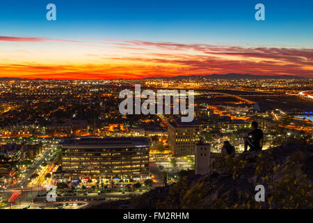 Die Skyline von Phoenix, Arizona, und die Lichter der Stadt vom A-Mountain in Tempe, Arizona Stockfoto