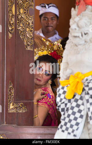 Asien, Indonesien, Bali. Teilnehmer stellt fest, Feier und Tänze am Hindu-Tempel-Festival in Pura Penataran Sasih in Bali. Stockfoto