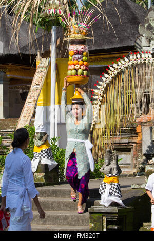 Asien, Indonesien, Bali. Teilnehmer in der Hindu-Tempel-Festival mit einem Speiseangebot. Verschiedenen Tempelfeste sind in t statt. Stockfoto