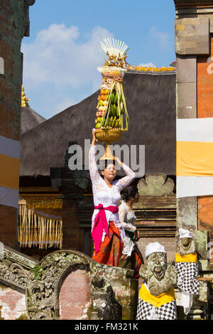 Asien, Indonesien, Bali. Teilnehmer in der Hindu-Tempel-Festival mit einem Speiseangebot. Verschiedenen Tempelfeste sind in t statt. Stockfoto