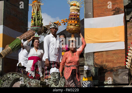 Asien, Indonesien, Bali. Teilnehmer des Hindu-Tempel-Festivals auf der Pura Penataran Sasih mit einem Speiseangebot. Stockfoto