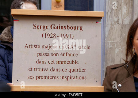 Eine Gedenktafel gewidmet Serge Gainsbourg enthüllt Chaptal Straße in Paris, Frankreich Stockfoto