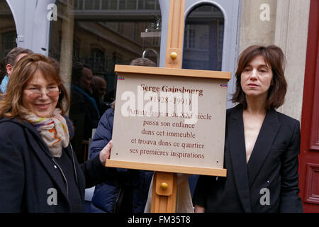 Eine Gedenktafel gewidmet Serge Gainsbourg enthüllt Chaptal Straße in Paris, Frankreich Stockfoto