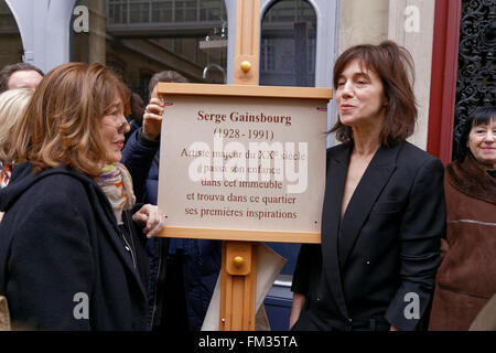 Eine Gedenktafel gewidmet Serge Gainsbourg enthüllt Chaptal Straße in Paris, Frankreich Stockfoto