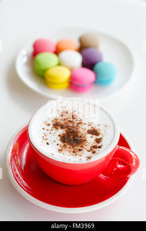 Tasse heißen Kaffee und Makronen Stockfoto