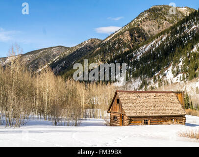 Verlassene Blockhütte im Winter von Schnee umgeben Stockfoto