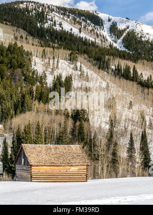 Blockhaus am Fuße des Berges an einem sonnigen Tag im winter Stockfoto