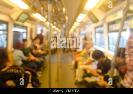 Verschwommenes Foto von Passagieren im Sky-train Stockfoto