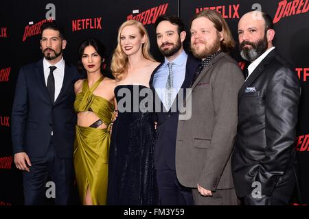 New York, NY, USA. 10. März 2016. Jon Bernthal, Elodie Yung, Charlie Cox, Deborah Ann Woll, Elden Henson, Geoffrey Cantor im Ankunftsbereich für Marvels DAREDEVIL Saison zwei Premiere auf Netflix, AMC Loews Lincoln Square 13, New York, NY 10. März 2016. Bildnachweis: Steven Ferdman/Everett Collection/Alamy Live-Nachrichten Stockfoto