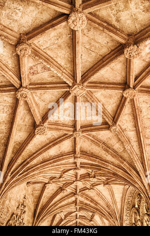 Innenraum der Flur mit gerippten Gewölbe im Kloster von Mont Saint
