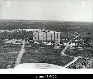 1981 - weltweit erste Solar Stadt.: ein rückwärts Busch Weiler in new South Wales, Australien, als erste Stadt der Welt ausgewählt wurde, um mit Solarenergie betrieben werden. White Cliffs, eine Totley Sammlung von kleinen Häusern und primitiven unterirdische Unterstände, hat eine ständige Bevölkerung von 45 und einen schwimmenden von etwa 300 Bergleute, die viele davon Einwanderer aus verschiedenen Nationalitäten & Jugoslawen, Niederländisch, Briten, Polen, deutschen sind, halbe Stadt Leben unterirdisch, die 45 Grad Hitze und durchschnittlich 14 Stunden Sonnenschein pro Tag zu entkommen. Im Jahr 1981 wird eine Photovoltaik-Anlage der Stadt, ersetzen s Stromversorgung Stockfoto