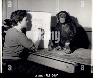 1959: the Chimp liebt Modelling.: Sally The Chimp liebt Modellierung: A Perfect Posser Sally sitzt für Künstler Marion letztere keine bezahlten Sitter könnte für eine kurze Zeit besser - Verhalten. Wer zieht, die in den Zoo.: Sally nimmt zur Kunst: Kunst-Studenten erhalten jede Unterstützung im Zoo. Die beliebtesten Themen für ordentliche Studierende sind die Schimpansen, und 6-Year-Old Sally ist völlig umsonst über ihre Modellierung. Als 18 Jahr alt Marion Latter, der Kunstschule Hornsey war halb durch ein Porträt von ihr, Sally entschieden, dass die Positionen umgekehrt werden soll. Ungeduldig nach dem Versuch, eine Gleichnis o machen Stockfoto