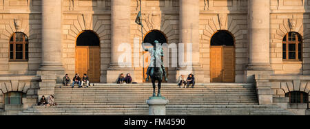 München, Deutschland. 10. März 2016. Menschen genießen die Abendsonne auf der Treppe der Staatskanzlei in München, Deutschland, 10. März 2016. Foto: SVEN HOPPE/Dpa/Alamy Live News Stockfoto