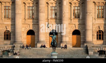 München, Deutschland. 10. März 2016. Menschen genießen die Abendsonne auf der Treppe der Staatskanzlei in München, Deutschland, 10. März 2016. Foto: SVEN HOPPE/Dpa/Alamy Live News Stockfoto