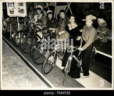 1959 - pedal Zyklen für Export - an den Zyklus zeigen Damen für viele Länder: Foto zeigt Charming jungen Damen in Kleidung o die Länder, die sie repräsentieren - gesehen mit Hercules Zyklen - für den Export an den Zyklus und Motor Cycle Show konzipiert öffnet morgen um Earls Court. Sie sind L-r: Gold Coast; Der Schweiz Persien; VEREINIGTE STAATEN VON AMERIKA; Kanada; Indischen; Kuba, und Australien. © Keystone Bilder USA/ZUMAPRESS.com/Alamy Live-Nachrichten Stockfoto