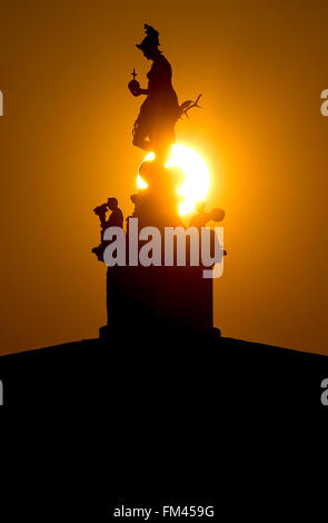 München, Deutschland. 10. März 2016. Die Sonne geht hinter den Diana Temple am Hofgarten (Court Garden) in München, Deutschland, 10. März 2016. Foto: SVEN HOPPE/Dpa/Alamy Live News Stockfoto