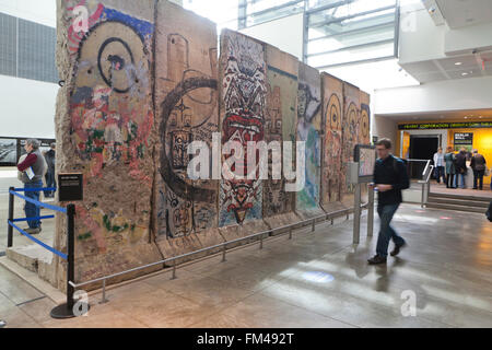 Abschnitte der Berliner Mauer auf dem Display an der Newseum - Washington, DC USA Stockfoto