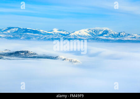 Schlafende Riesenberge und zerkratzende Schotterhügel im Winter über dem Talnebel von Mount helena in helena, montana aus gesehen Stockfoto