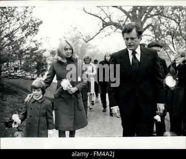 1970 - Ted Kennedy Ehefrau Joan besucht Präsident John Kennedy Grab auf dem Nationalfriedhof Arlington. © Keystone Bilder USA/ZUMAPRESS.com/Alamy Live-Nachrichten Stockfoto