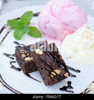 Kuchen Schokolade Brownies auf Eis Stockfoto