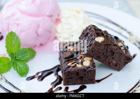 Kuchen Schokolade Brownies auf Eis Stockfoto