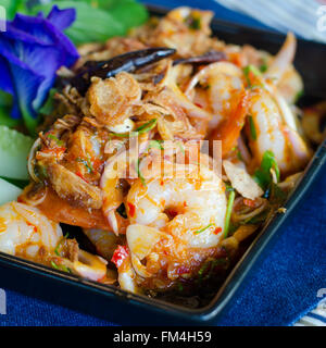 Shrimps-Salat mit Zitronengras und Minze Stockfoto
