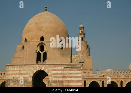 Der Ablutionsbrunnen (Sabil) und das Minarett mit einer Wendeltreppe um die Außenseite.der Ibn-Tulun-Moschee die älteste Moschee in Kairo, die in ihrer ursprünglichen Form erhalten ist und im Samarran-Stil gebaut ist, der mit Abbasid-Konstruktionen auf einem kleinen Hügel namens Gebel Yashkur gemein ist. Ägypten Stockfoto