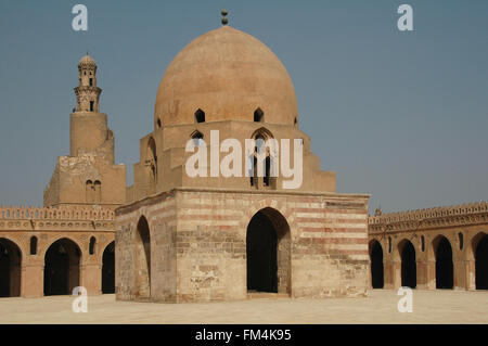 Der Ablutionsbrunnen (Sabil) und das Minarett mit einer Wendeltreppe um die Außenseite.der Ibn-Tulun-Moschee die älteste Moschee in Kairo, die in ihrer ursprünglichen Form erhalten ist und im Samarran-Stil gebaut ist, der mit Abbasid-Konstruktionen auf einem kleinen Hügel namens Gebel Yashkur gemein ist. Ägypten Stockfoto