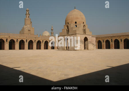 Der Ablutionsbrunnen (Sabil) und das Minarett mit einer Wendeltreppe um die Außenseite.der Ibn-Tulun-Moschee die älteste Moschee in Kairo, die in ihrer ursprünglichen Form erhalten ist und im Samarran-Stil gebaut ist, der mit Abbasid-Konstruktionen auf einem kleinen Hügel namens Gebel Yashkur gemein ist. Ägypten Stockfoto