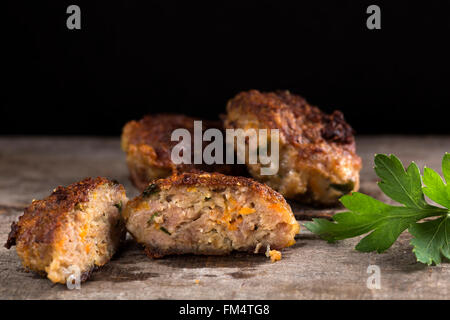 Rumänische Frikadellen genannt "Chiftele", die mit Hackfleisch und Petersilie Stockfoto