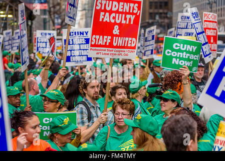 New York, Vereinigte Staaten von Amerika. 10. März 2016. City University of New York Arbeiter und Studenten sammelten außerhalb Gouverneur Andrew Cuomo Büros in New York City protestieren die Mittelkürzungen und fordern bessere Löhne und faire Studiengebühren Kredit: Erik Mc Gregor/Pacific Press/Alamy Live News Stockfoto