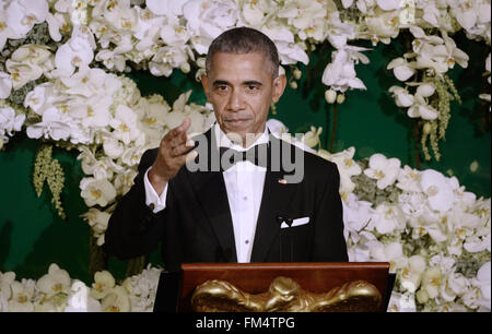 Washington, District Of Columbia, USA. 4. März 2016. Präsident Barack Obama räumt Premierminister Justin Trudeau Mutter, Margaret Trudeau, bei einem Staat-Dinner im Weißen Haus 10. März 2016 in Washington, DC. Bildnachweis: Olivier Douliery/Pool über CNP © Olivier Douliery/CNP/ZUMA Draht/Alamy Live-Nachrichten Stockfoto