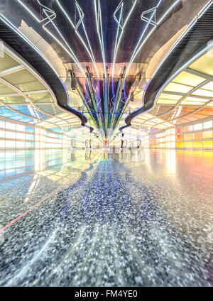 Chicago O' Hare International Airport. Tunnel zwischen den Hallen B und C von United Terminal mit beweglichen Neonröhren. Stockfoto
