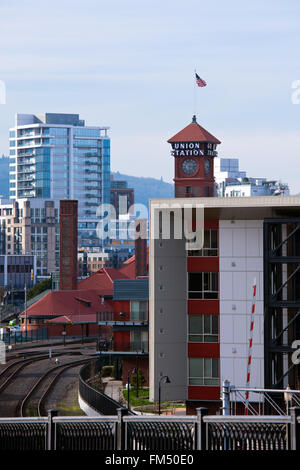 Landschaft von einer modernen Stadt mit Multi-gespeicherte Hochhäuser moderner Architektur aus Beton und Glas mit Aluminium Stockfoto